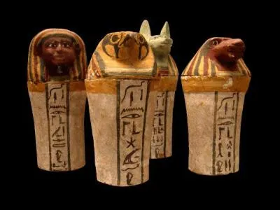 Voici les vases canopes tels que vous les connaissez surement. Quelles divinits reprsentent-ils ?