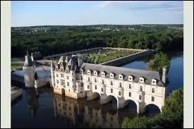 Quel cours d'eau le chteau de Chenonceau enjambe-t-il ?