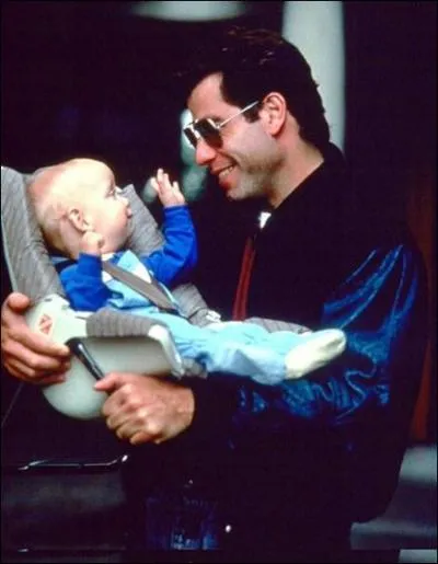 Terminons sur trois questions extrmement simples. Dans quel film adopte-t-il le fils de sa compagne, prnomm Mikey ?