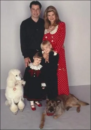 Mikey et Julie ont grandi et veulent un chien... Deux toutous viennent donc tenir compagnie  toute la famille ! C'est dans :