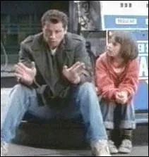 Dans quel film incarne-t-il un pre clibataire charg de l'ducation de sa fille, qui rapporte  la maison un doberman bless et gar ?