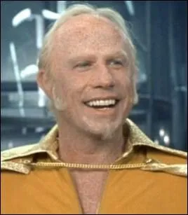 Dans quelle parodie de films d'espionnage fait-il un camo remarqu ?