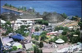 Quel parc d'attractions est situ sur le site ?
