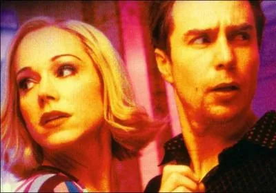 Dans quel film joue-t-il un homme qui, amoureux d'une jeune femme incarne par Frances O'Connor, tente de se dptrir de sa rputation scandaleuse ?