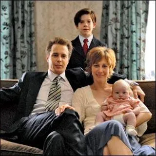 Dans quel film a-t-il un fils trs trange qui rend peu  peu la vie familiale infernale  force de fourberie, rendant ses parents comptement fous ?