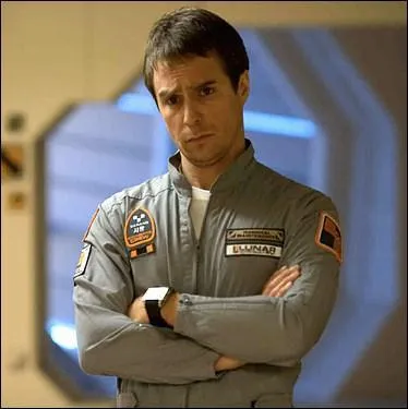 Dans quel film de SF, crit et ralis par Duncan Jones, incarne-t-il Sam Bell ?