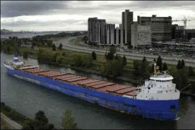 Comment s'appelle la voie navigable qui commence  Montral et qui se rend jusqu' la tte des Grands Lacs ?