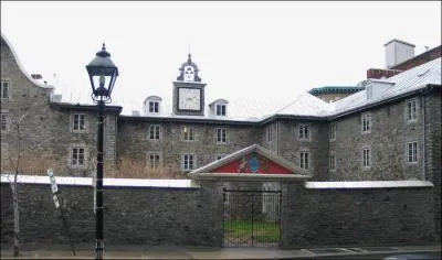 Quel est le seul btiment montralais  avoir gard la mme vocation depuis 1685 ?