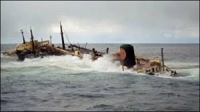 18 mars 1967, le Torrey Canyon s'échoue et déverse 123 000 tonnes de pétrole dans...