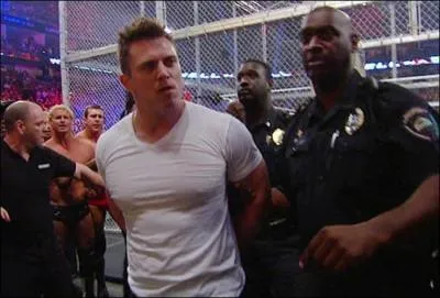 En plus des lutteurs prsents sur le ring,  qui s'en prennent R-Truth et The Miz ?