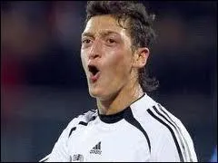  quel poste volue le joueur allemand Mesut zil ?