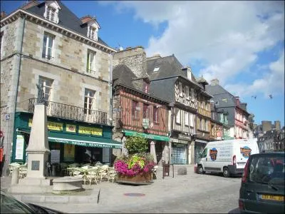 Quelle est cette ancienne cit piscopale de Bretagne, situe sur le bord d'une falaise que le flot venait encore battre au 10e sicle ?