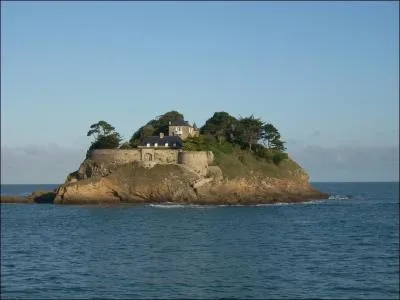 Une le prive au milieu d'une anse,  mare basse on y va  pieds. C'est...