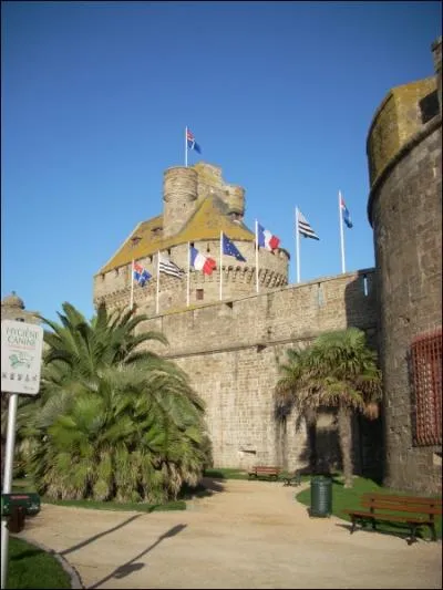 Comment s'appelle cette tour, qui fait partie du chteau de la cit corsaire de St-Malo ?