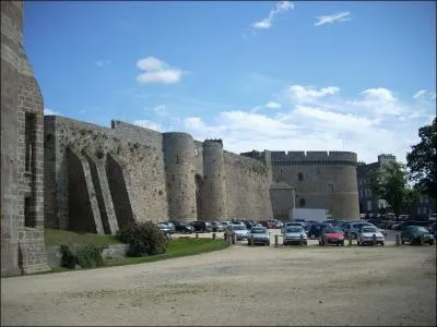 Quelle est cette belle ville fortifie qui surplombe la Rance ?