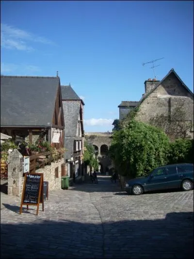 Quelle est cette ancienne voie d'accs au port, rue des bourgeois, des artisans et des commerants, qui descend en pente raide ?