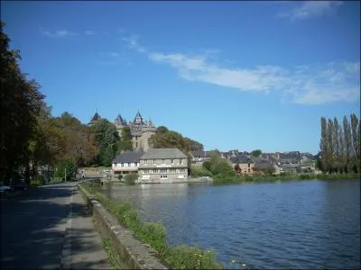 Quel est ce chteau qui surplombe un vaste tang ?