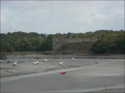 Qui vivait dans le chteau de St-Guildo au 15e sicle ?