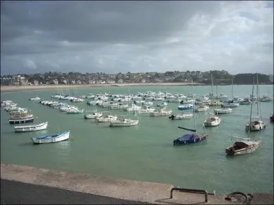 Quelle est la spcialit de cette petite ville nomme Erquy ?
