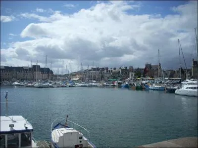 Quelle est cette ville dont on chante les falaises ? Falaises qui se trouvent  quelques kilomtres du bourg.