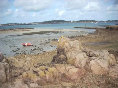 Quelle est cette le que l'on aperoit depuis la pointe de l'Arcouest, o l'on prend le bateau pour la rejoindre ?