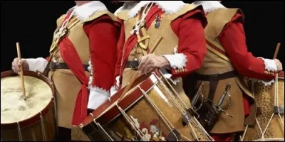 En France, un tambourinaire est un joueur de tambour.