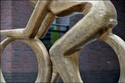 Quelle cycliste franaise est sous le coup d'une suspension pour manquement aux rglements antidopage ?