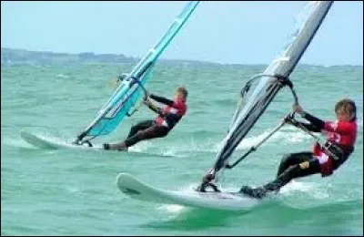 Quelle personne appelée Simon était balèze en planche à voile ?