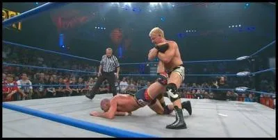  Lockdown 2011, Jeff Jarett a battu Kurt Angle dans un UltraMal Rules Match. Combien de manches y compte-t-on au maximum ?