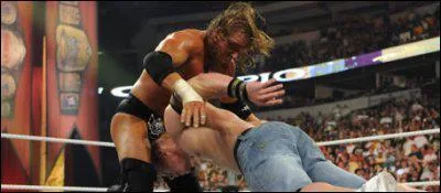 Pour remporter un Handcuff Match, que faut-il faire avant de tenter le tomb ?