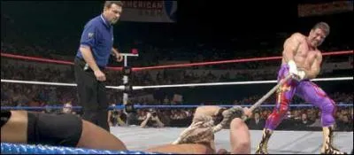 Lors d'un Strap Match, les adversaires sont relis l'un  l'autre par une main grce  une corde. La victoire peut s'obtenir par tomb mais il y a une autre solution. Laquelle ?