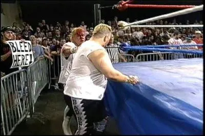 Nous sommes en 1995, Ian et Axl Rotten s'affrontent ici dans un Taipei Deathmatch. Quelle est la particularit de ce match ?