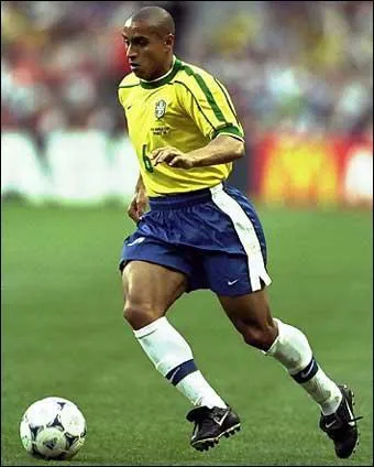 Vritable dragster sur son couloir gauche, dot d'une frappe du pied gauche  la puissance ahurissante, il a t slectionn 125 fois avec le Brsil, remportant un Mondial et 2 Copa America :