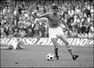 Fidle  l'Inter Milan de 1960  1978, il y remporte deux C1. Bon des deux pieds, il disposait surtout d'une belle frappe du droit, qui lui permettait de marquer rgulirement :