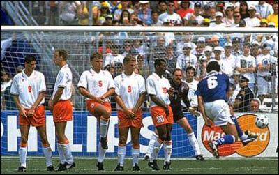 Pas vraiment le plus élégant des joueurs, ce champion du monde 1994 disposait d'une solide frappe de balle, et planta quelques beaux coups francs dans sa carrière (ici, face aux Pays-Bas) :