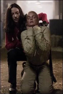 Dans quel film maltraite-t-elle Erika Eleniak, une ancienne naade de Malibu ?