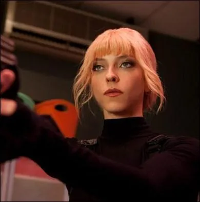 Dans quel film pour enfants, dans lequel un chien, enlev par des scientifiques peu scrupuleux, se met  grandir inconsidrement, est-elle devenue blonde pour l'occasion ?