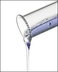 Dans quel liquide le cerveau (+moelle) baigne-t-il ?