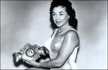 The Fabulous Moolah dtient galement le record de la plus vieille championne de l'histoire (mme parmi les hommes) en battant Ivory  l'ge de :
