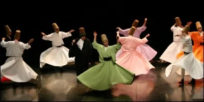 Je suis une confrérie de danseurs soufistes turcs, pour lesquels la danse est un moyen de s'unir avec Dieu. Ils pivotent sur eux-mêmes sans s'arrêter. Comment les appelle-t-on ?