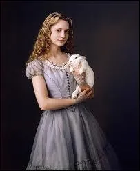 Comment s'appelle cette jeune fille qui suit un lapin blanc ?