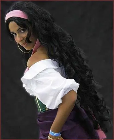 Qui est cette jolie gitane ?