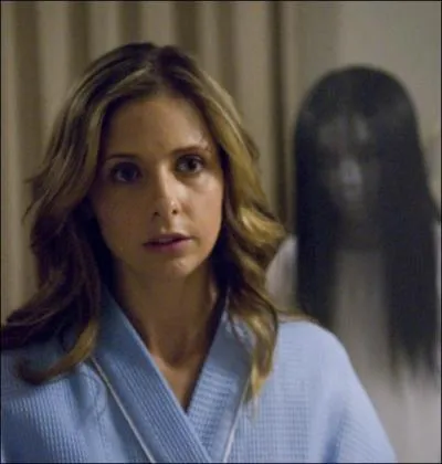 Dans quel film est-elle de nouveau confronte aux fantmes d'une jeune femme et de son fils qui ont lu domicile dans un placard ?