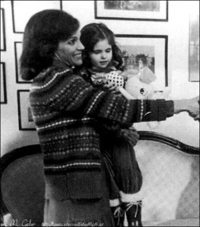 Dans quel tlfilm a-t-elle dbut sa carrire alors qu'elle tait toute petite ?