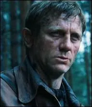 Dans quel film, se situant cette fois-ci pendant la Seconde Guerre mondiale, est-il un rsistant qui, avec ses deux frres, va se rfugier dans la fort pour mieux survivre face  l'avance nazie ?