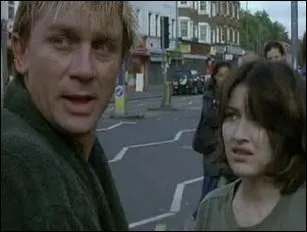 Dans quel film est-il un homme qui, fraichement sorti de l'hpital psychiatrique, tombe amoureux d'une jeune cossaise ?