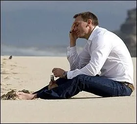 Dans quel film joue-t-il un acteur has been qui doit retourner dans son Angleterre natale pour les funrailles d'un ami ?