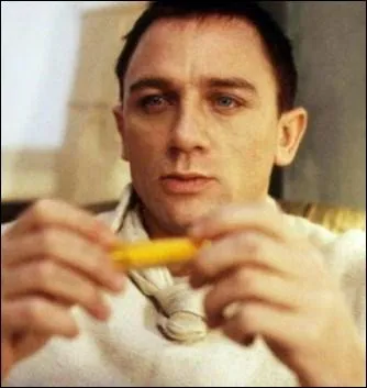 Dans ce film, il habite avec quelques autres personnages iconoclastes, une le recule sur laquelle la Dame Blanche en personne interdit  ses fils tout contact avec le monde extrieur. Il s'agit de :