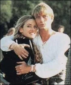 Grce  quelle libre adaptation d'une histoire de Charles Dickens a-t-il pu ainsi enserrer Kate Winslet dans ses bras ?