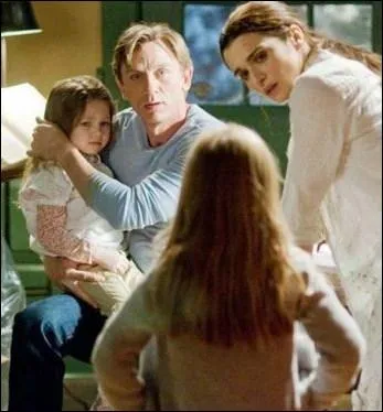 Dans quel film achte-t-il avec se femme une rsidence qui a autrefois t la scne de meurtres sanglants ?